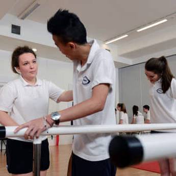 physiotherapy-students-at-brunel-university-london-practicing-an-exercise-in-a-skills-lab-2